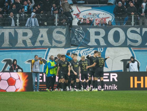 Deutschland: Fußball, 3.Liga 2025 26, 16. Spieltag - SSV Jahn Regensburg vs FC Hansa Rostock - Jahnstadion (Regensburg): Torjubel nach dem 2:0 Viktor Bergh (FC Hansa Rostock)Jan Mejdr (FC Hansa Rostock) Kenan Fatkic (FC Hansa Rostock) Andreas Voglsammer (FC Hansa Rostock) Copyright: xChristopherxRupprechtx