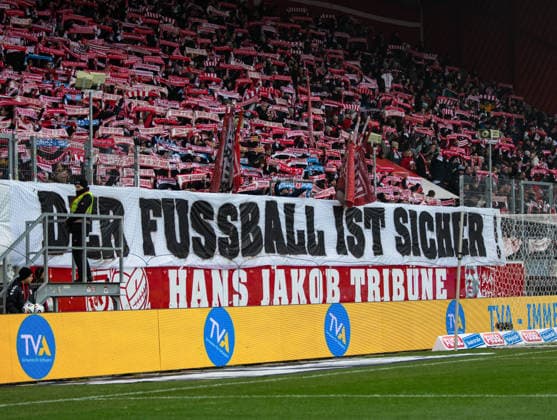 Deutschland: Fußball, 3.Liga 2025 26, 16. Spieltag - SSV Jahn Regensburg vs FC Hansa Rostock - Jahnstadion (Regensburg): SSV Jahn Regensburg mit dem Banner: Fussball ist sicher Copyright: xChristopherxRupprechtx
