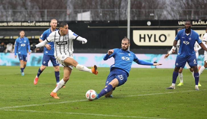 30.11.2025, Fussball, Herren, 2. Bundesliga, Saison 2025 2026, SV 07 Elversberg - SV Darmstadt 98, Younes Ebnoutalib (SV 07 Elversberg) Aleksandar Vukotic (SV Darmstadt 98) Elversberg Ursapharm-Arena an der Kaiserlinde Saarland Deutschland (DEU)