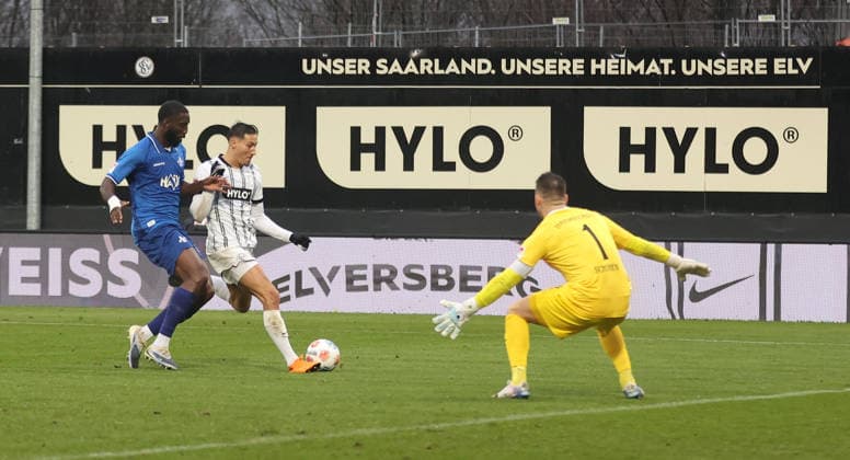 30.11.2025, Fussball, Herren, 2. Bundesliga, Saison 2025 2026, SV 07 Elversberg - SV Darmstadt 98, Patric Pfeiffer (SV Darmstadt 98) Younes Ebnoutalib (SV 07 Elversberg) Marcel Schuhen (SV Darmstadt 98), Torchance Elversberg Ursapharm-Arena an der Kaiserlinde Saarland Deutschland (DEU)
