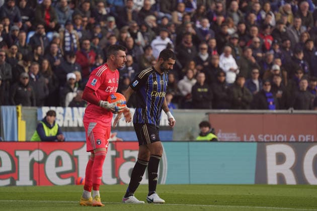 Pisa s Juan Quadrado Makes an attempt to score....During the Serie A soccer match between Pisa and Inter at the Cetilar Arena Romeo Anconetani Stadium in Pisa; Center West Italy; saturday November 30; 2025 ; Soccer  Copyright: xAlessandroxLaxRoccax xLaPressex