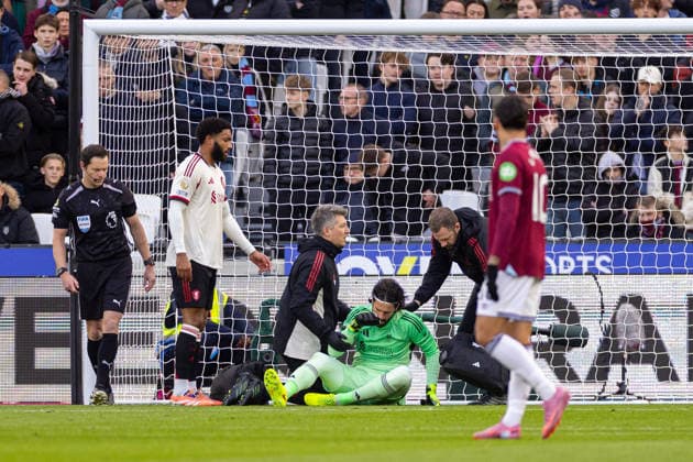 Football - FA Premier League - West Ham United FC v Liverpool FC LONDON, ENGLAND - Sunday, November 30, 2025: Liverpool s goalkeeper Alisson Becker receiving treatment during the FA Premier League match between West Ham United FC and Liverpool FC at the London Stadium. (Photo by David Rawcliffe Propaganda) LONDON London Stadium GREATER LONDON ENGLAND  Copyright: xDavidxRawcliffex P2025-11-30-West_Ham_Liverpool-61