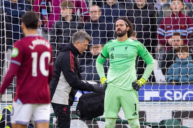 Football - FA Premier League - West Ham United FC v Liverpool FC LONDON, ENGLAND - Sunday, November 30, 2025: Liverpool s goalkeeper Alisson Becker receiving treatment during the FA Premier League match between West Ham United FC and Liverpool FC at the London Stadium. (Photo by David Rawcliffe Propaganda) LONDON London Stadium GREATER LONDON ENGLAND  Copyright: xDavidxRawcliffex P2025-11-30-West_Ham_Liverpool-62