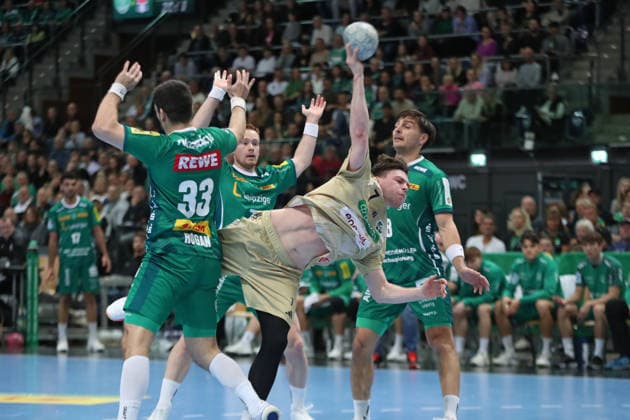 Handball DAIKIN HBL, SC DHfK Leipzig - TSV Hannover-Burgdorf; 30.11.2025 Leif Tissier (7, Hannover-Burgdorf) setzt sich gegen drei Leipziger durch. Handball, DAIKIN HBL, 1. Bundesliga, Saison 2025 2026, 14. Spieltag: SC DHfK Leipzig vs. TSV Hannover-Burgdorf am 30.11.2025 in der Quarterback Immobilien Arena Leipzig. Copyright: xBEAUTIFULxSPORTS JanxKaeferx