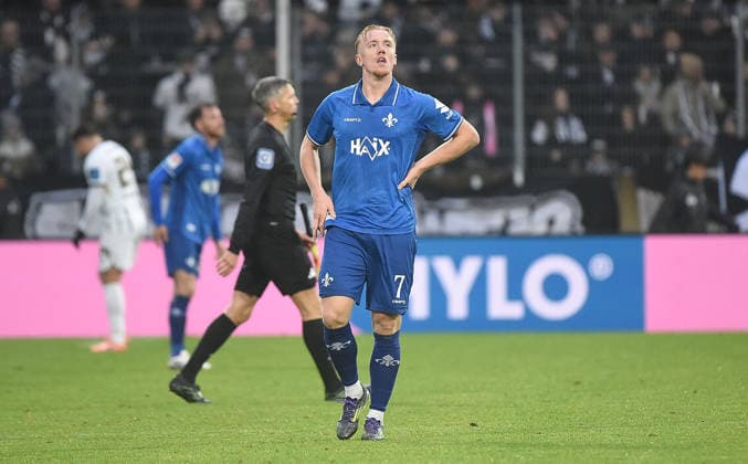 30.11.2025, xhbx, Fussball 2.Bundesliga, SV Elversberg - SV Darmstadt 98 v.l. Isac Lidberg (SV Darmstadt 98) enttaeuscht, enttaeuscht schauend, dissapointed nach Abpfiff (DFL DFB REGULATIONS PROHIBIT ANY USE OF PHOTOGRAPHS as IMAGE SEQUENCES and or QUASI-VIDEO) Elversberg