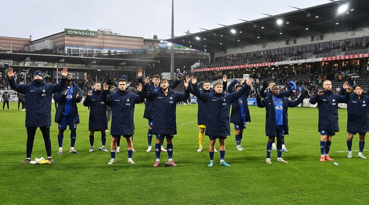 30.11.2025, xhbx, Fussball 2.Bundesliga, SV Elversberg - SV Darmstadt 98 v.l. Spieler, Mannschaft von SV Darmstadt 98 nach Abpfiff bei den Fans (DFL DFB REGULATIONS PROHIBIT ANY USE OF PHOTOGRAPHS as IMAGE SEQUENCES and or QUASI-VIDEO) Elversberg