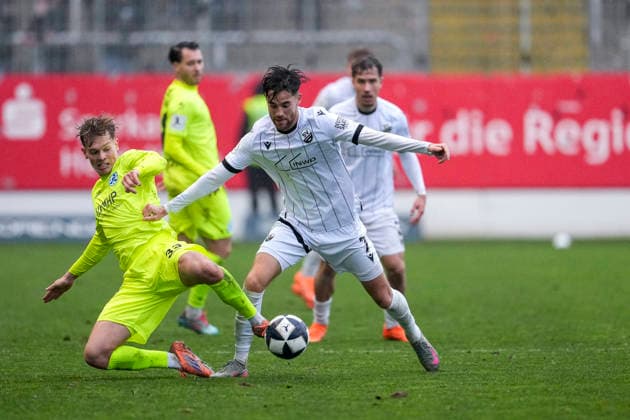 v.li.: Samuel Unsöld (Kickers, 33), David Mamutovic (SVS, 7), Zweikampf, Spielszene, Duell, duel, tackle, tackling, Dynamik, Action, Aktion, 30.11.2025, Sandhausen (Deutschland), Fussball, Regionalliga Südwest, SV Sandhausen - SV Stuttgarter Kickers