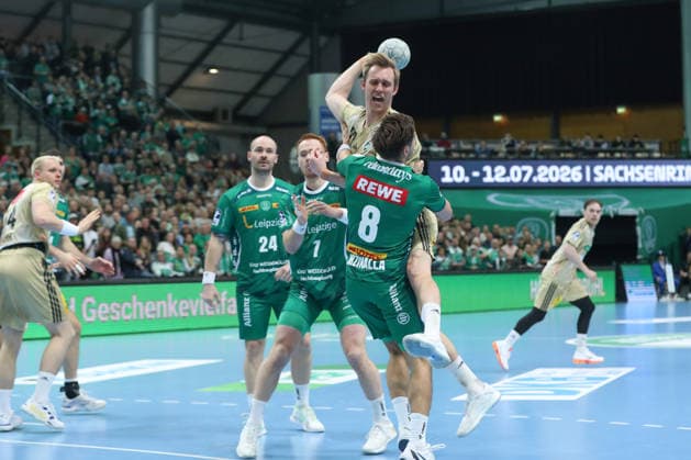 30.11.2025, xtgx, Handball, Daikin HBL, SC DHfK Leipzig - TSV Hannover Burgdorf v.l. Marian Michalczik (Hannover, 22) wirft Tor, Torschuetze, erzielt Tor, Treffer, scores the goal Leipzig