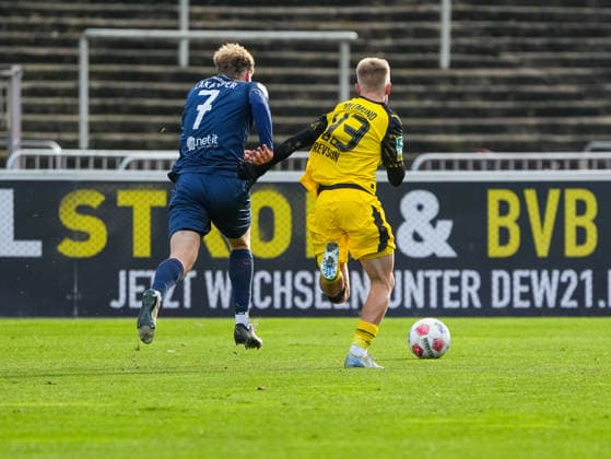 Danylo Krevsun (Borussia Dortmund U23, 43) gegen Marlon Lakaemper (SC Wiedenbrueck, 07) BVB Borussia Dortmund U23 vs. SC Wiedenbrueck, Fussball, Regionalliga West, 17. Spieltag, Saison 2025 2026, 30.11.2025 BVB Borussia Dortmund U23 vs. SC Wiedenbrueck, Fussball, Regionalliga West, 17. Spieltag, Saison 2025 2026, 30.11.2025 Dortmund Copyright: xEibner-Pressefoto DamianxKruczynx EP_DKI