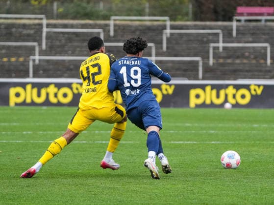 Almugera Raouf Kabar (Borussia Dortmund U23, 42) gegen Christian Stabenau (SC Wiedenbrueck, 19) BVB Borussia Dortmund U23 vs. SC Wiedenbrueck, Fussball, Regionalliga West, 17. Spieltag, Saison 2025 2026, 30.11.2025 BVB Borussia Dortmund U23 vs. SC Wiedenbrueck, Fussball, Regionalliga West, 17. Spieltag, Saison 2025 2026, 30.11.2025 Dortmund Copyright: xEibner-Pressefoto DamianxKruczynx EP_DKI
