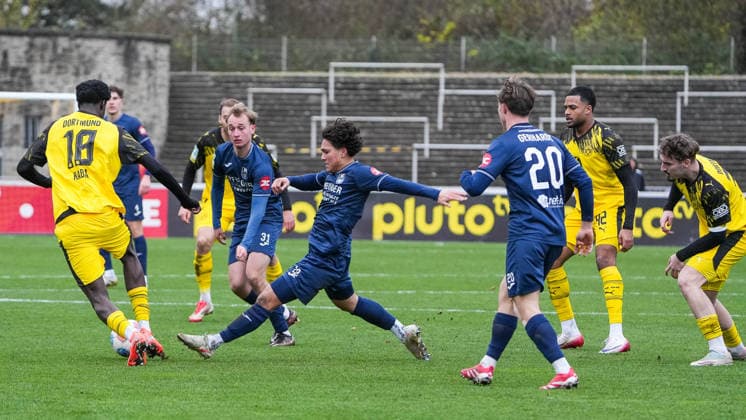 Christian Stabenau (SC Wiedenbrueck, 19) im Zweikampf mit Mussa Kaba (Borussia Dortmund U23, 18) BVB Borussia Dortmund U23 vs. SC Wiedenbrueck, Fussball, Regionalliga West, 17. Spieltag, Saison 2025 2026, 30.11.2025 BVB Borussia Dortmund U23 vs. SC Wiedenbrueck, Fussball, Regionalliga West, 17. Spieltag, Saison 2025 2026, 30.11.2025 Dortmund Copyright: xEibner-Pressefoto DamianxKruczynx EP_DKI