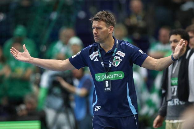 30.11.2025, xtgx, Handball, Daikin HBL, SC DHfK Leipzig - TSV Hannover Burgdorf v.l. Christian Prokop (Hannover, Trainer) gibt Anweisungen, gestikuliert mit den Armen, gesticulate, gives instructions Leipzig