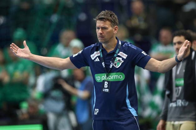 30.11.2025, xtgx, Handball, Daikin HBL, SC DHfK Leipzig - TSV Hannover Burgdorf v.l. Christian Prokop (Hannover, Trainer) gibt Anweisungen, gestikuliert mit den Armen, gesticulate, gives instructions Leipzig