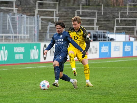 Christian Stabenau (SC Wiedenbrueck, 19) im Zweikampf gegen William Cole Campbell (Borussia Dortmund U23, 37) BVB Borussia Dortmund U23 vs. SC Wiedenbrueck, Fussball, Regionalliga West, 17. Spieltag, Saison 2025 2026, 30.11.2025 BVB Borussia Dortmund U23 vs. SC Wiedenbrueck, Fussball, Regionalliga West, 17. Spieltag, Saison 2025 2026, 30.11.2025 Dortmund Copyright: xEibner-Pressefoto DamianxKruczynx EP_DKI