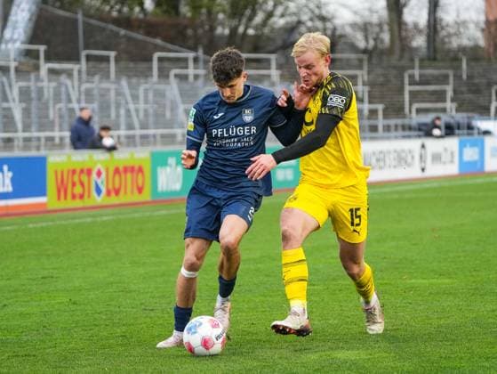 Benjamin Friesen (SC Wiedenbrueck, 22) im Zweikampf gegen Ben Huening (Borussia Dortmund U23, 15) BVB Borussia Dortmund U23 vs. SC Wiedenbrueck, Fussball, Regionalliga West, 17. Spieltag, Saison 2025 2026, 30.11.2025 BVB Borussia Dortmund U23 vs. SC Wiedenbrueck, Fussball, Regionalliga West, 17. Spieltag, Saison 2025 2026, 30.11.2025 Dortmund Copyright: xEibner-Pressefoto DamianxKruczynx EP_DKI