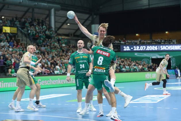 30.11.2025, xtgx, Handball, Daikin HBL, SC DHfK Leipzig - TSV Hannover Burgdorf v.l. Marian Michalczik (Hannover, 22) wirft Tor, Torschuetze, erzielt Tor, Treffer, scores the goal Leipzig