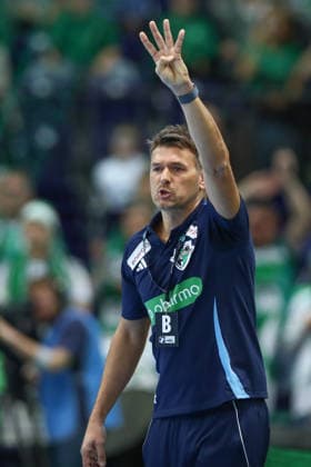 30.11.2025, xtgx, Handball, Daikin HBL, SC DHfK Leipzig - TSV Hannover Burgdorf v.l. Christian Prokop (Hannover, Trainer) gibt Anweisungen, gestikuliert mit den Armen, gesticulate, gives instructions Leipzig