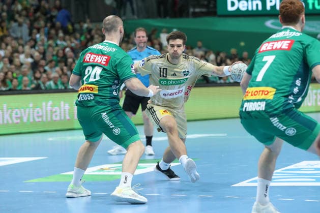 30.11.2025, xtgx, Handball, Daikin HBL, SC DHfK Leipzig - TSV Hannover Burgdorf v.l. Renars Uscins (Hannover, 10) Leipzig