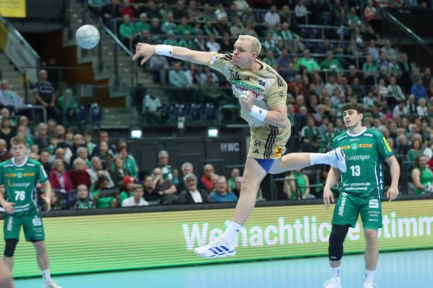 30.11.2025, xtgx, Handball, Daikin HBL, SC DHfK Leipzig - TSV Hannover Burgdorf v.l. Justus Fischer (Hannover, 54) wirft Tor, Torschuetze, erzielt Tor, Treffer, scores the goal Leipzig