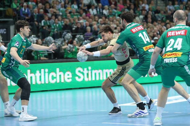 30.11.2025, xtgx, Handball, Daikin HBL, SC DHfK Leipzig - TSV Hannover Burgdorf v.l. Renars Uscins (Hannover, 10), Marko Mamic (Leipzig, 14) Zweikampf, Duell, Kampf, tackle Leipzig