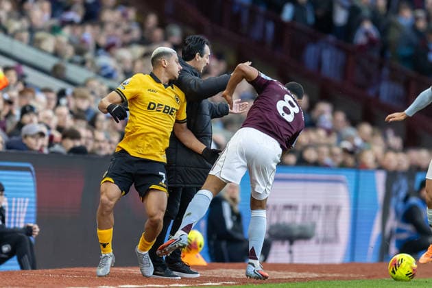 Aston Villa v Wolverhampton Wanderers Premier League 30 11 2025. Aston Villa midfielder Youri Tielemans (8) and Wolverhampton Wanderers midfielder Andre (7) run into Aston Villa manager Unai Emery during the Premier League match between Aston Villa and Wolverhampton Wanderers at Villa Park, Birmingham, England on 30 November 2025. Birmingham Villa Park West Midlands England Editorial use only DataCo restrictions apply See www.football-dataco.com , Copyright: xManjitxNarotrax PSI-23320-0015