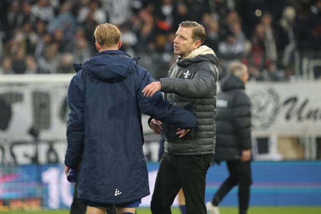 30.11.2025, Fussball, Herren, 2. Bundesliga, Saison 2025 2026, SV 07 Elversberg - SV Darmstadt 98, Isac Lidberg (SV Darmstadt 98) enttäuscht, Trainer Florian Kohfeldt (SV Darmstadt 98) Elversberg Ursapharm-Arena an der Kaiserlinde Saarland Deutschland (DEU)