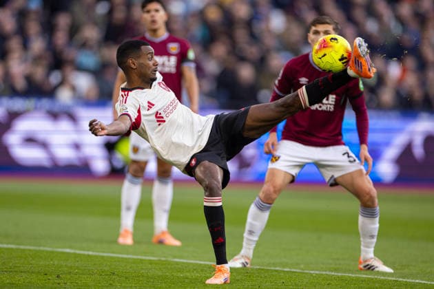 Football - FA Premier League - West Ham United FC v Liverpool FC LONDON, ENGLAND - Sunday, November 30, 2025: Liverpool s Alexander Isak with an attempt on goal during the FA Premier League match between West Ham United FC and Liverpool FC at the London Stadium. (Photo by David Rawcliffe Propaganda) LONDON London Stadium GREATER LONDON ENGLAND  Copyright: xDavidxRawcliffex P2025-11-30-West_Ham_Liverpool-75