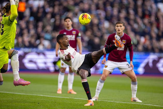 Football - FA Premier League - West Ham United FC v Liverpool FC LONDON, ENGLAND - Sunday, November 30, 2025: Liverpool s Alexander Isak with an attempt on goal during the FA Premier League match between West Ham United FC and Liverpool FC at the London Stadium. (Photo by David Rawcliffe Propaganda) LONDON London Stadium GREATER LONDON ENGLAND  Copyright: xDavidxRawcliffex P2025-11-30-West_Ham_Liverpool-76