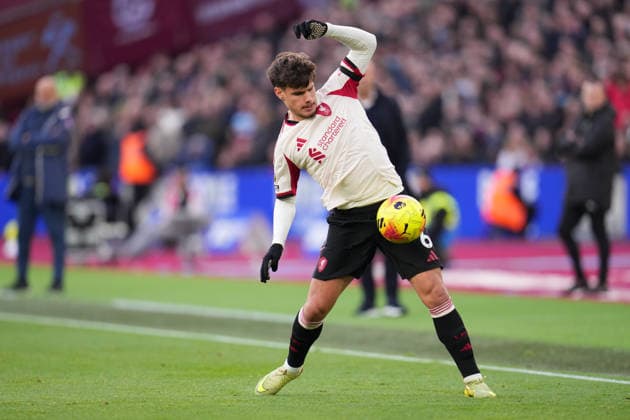 Premier League West Ham United v Liverpool Milos Kerkez of Liverpool on the ball during the Premier League match West Ham United vs Liverpool at London Stadium, London, United Kingdom, 30th November 2025 (Photo by Harvey Murphy News Images) Copyright: xHarveyxMurphy NewsxImagesx