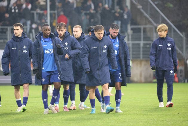 30.11.2025, Fussball, Herren, 2. Bundesliga, Saison 2025 2026, SV 07 Elversberg - SV Darmstadt 98, Die Mannschaft (SV Darmstadt 98) enttäuscht Elversberg Ursapharm-Arena an der Kaiserlinde Saarland Deutschland (DEU) Copyright: xFabianxKleerx