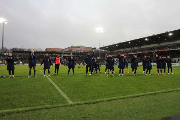 30.11.2025, Fussball, Herren, 2. Bundesliga, Saison 2025 2026, SV 07 Elversberg - SV Darmstadt 98, Die Mannschaft (SV Darmstadt 98) bedankt sich bei den Fans Elversberg Ursapharm-Arena an der Kaiserlinde Saarland Deutschland (DEU) Copyright: xFabianxKleerx