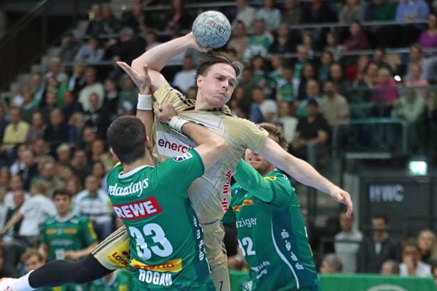 Handball DAIKIN HBL, SC DHfK Leipzig - TSV Hannover-Burgdorf; 30.11.2025 Leif Tissier (7, Hannover-Burgdorf) wird gepackt von Luka Rogan (33, SC DHfK Leipzig). Handball, DAIKIN HBL, 1. Bundesliga, Saison 2025 2026, 14. Spieltag: SC DHfK Leipzig vs. TSV Hannover-Burgdorf am 30.11.2025 in der Quarterback Immobilien Arena Leipzig. Copyright: xBEAUTIFULxSPORTS JanxKaeferx