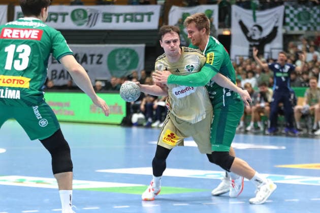 Handball DAIKIN HBL, SC DHfK Leipzig - TSV Hannover-Burgdorf; 30.11.2025 Leif Tissier (7, Hannover-Burgdorf) wird von Franz Semper (32, SC DHfK Leipzig) gestoppt. Handball, DAIKIN HBL, 1. Bundesliga, Saison 2025 2026, 14. Spieltag: SC DHfK Leipzig vs. TSV Hannover-Burgdorf am 30.11.2025 in der Quarterback Immobilien Arena Leipzig. Copyright: xBEAUTIFULxSPORTS JanxKaeferx