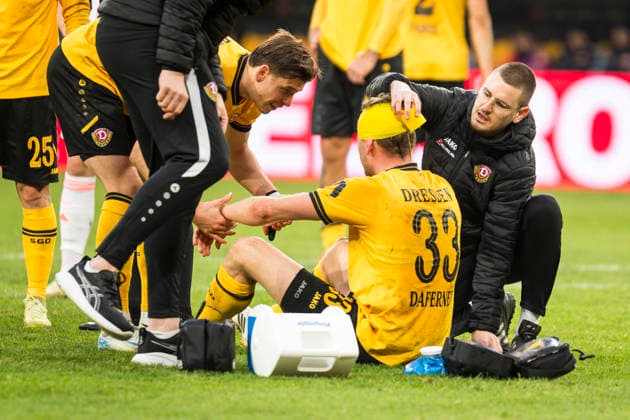 30.11.2025, xomx, Fussball 2.Bundesliga, Dynamo Dresden - Fortuna Düsseldorf v.l. Christoph Daferner (Dynamo Dresden) und Florian Kastenmeier (Fortuna Düsseldorf) verletzt am Boden. Christoph Daferner (Dynamo Dresden) bekommt einen Kopfverband (DFL DFB REGULATIONS PROHIBIT ANY USE OF PHOTOGRAPHS as IMAGE SEQUENCES and or QUASI-VIDEO) Dresden *** 30 11 2025, xomx, Soccer 2 Bundesliga, Dynamo Dresden Fortuna Düsseldorf v l Christoph Daferner Dynamo Dresden and Florian Kastenmeier Fortuna Düsseldorf injured on the ground Christoph Daferner Dynamo Dresden gets a head bandage DFL DFB REGULATIONS PROHIBIT ANY USE OF PHOTOGRAPHS as IMAGE SEQUENCES and or QUASI VIDEO Dresden
