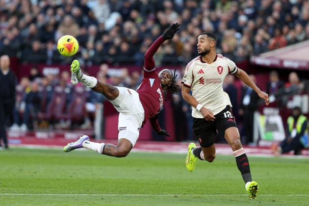 West Ham United v Liverpool 30 November 2025 London - Premier League football - West Ham United v Liverpool FC - Aaron Wan-Bissaka of West Ham United stretches to win the ball from Cody Gakpo of Liverpool - (Photo by Mark Leech). London UK Copyright: xMarkxLeechxOffside