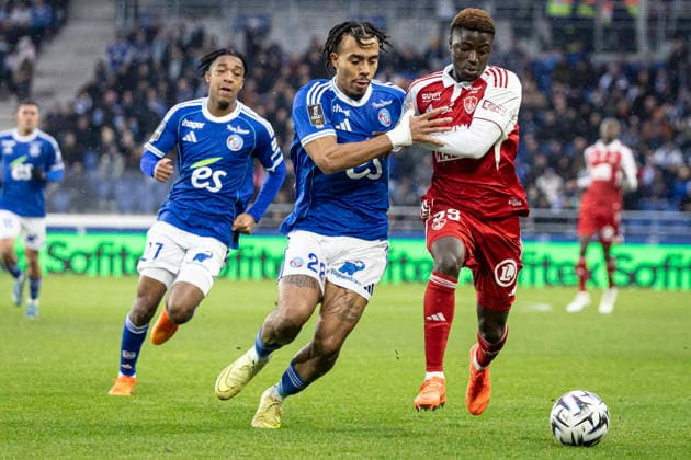 FOOTBALL : Ligue 1 Racing Strasbourg vs Stade Brestois 29 - Stade de la Meinau - Strasbourg - 30 11 2025 GuÃ la DouÃ 22 (RCS) et Mboup Pathe 99  Copyright: xelyxandroxcegarrax