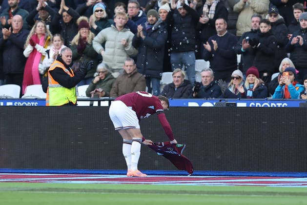30th November 2025; London Stadium, London, England; Premier League Football, West Ham United versus Liverpool; West Ham United captain Jarrod Bowen placing a Bonds 4 shirt on the touchline just before the start of the match in memory of Billy Bonds  KatiexChan