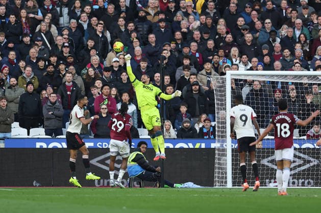 30th November 2025; London Stadium, London, England; Premier League Football, West Ham United versus Liverpool; goalkeeper Alphonse Areola of West Ham United punches clear  KatiexChan