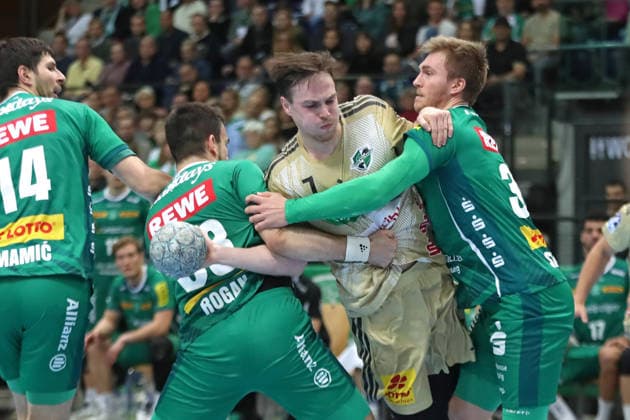 Handball DAIKIN HBL, SC DHfK Leipzig - TSV Hannover-Burgdorf; 30.11.2025 Leif Tissier (7, Hannover-Burgdorf) wird von Franz Semper (32, SC DHfK Leipzig) gestoppt. Handball, DAIKIN HBL, 1. Bundesliga, Saison 2025 2026, 14. Spieltag: SC DHfK Leipzig vs. TSV Hannover-Burgdorf am 30.11.2025 in der Quarterback Immobilien Arena Leipzig. Copyright: xBEAUTIFULxSPORTS JanxKaeferx