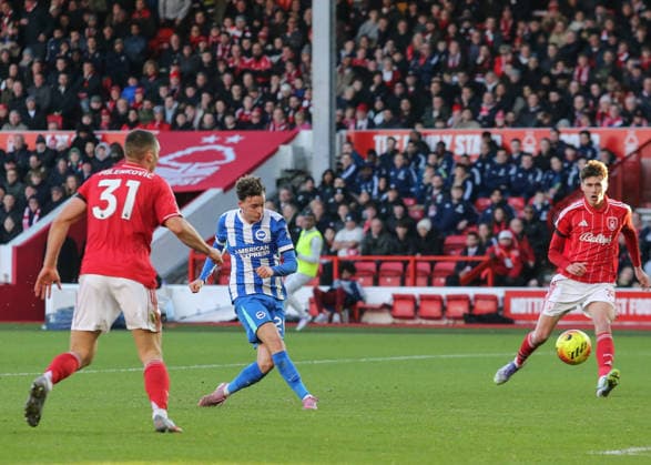 Premier League Nottingham Forest v Brighton and Hove Albion Maxim De Cuyper of Brighton & Hove Albion scores to make it 0-1 during the Premier League match Nottingham Forest vs Brighton and Hove Albion at City Ground, Nottingham, United Kingdom, 30th November 2025 (Photo by Richard Bierton News Images) Nottingham City Ground Nottinghamshire United Kingdom Copyright: xRichardxBierton NewsxImagesx