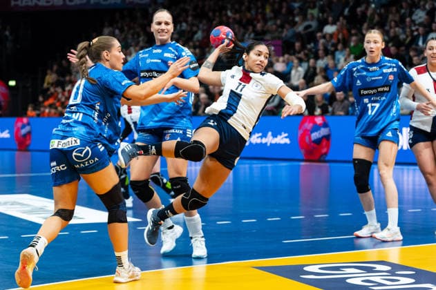 LEIVA MORLAS Delyne (11 Paraguay) takes a shot at goal during the IHF Women s Handball World Championship, WM, Weltmeisterschaft game between Faroe Islands and Paraguay at the SWT Arena in Trier, Germany Copyright: xMartinxPitschx xSPPx Sportspressphoto_SPR67758