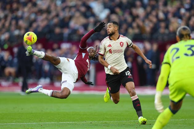 Aaron Wan-Bissaka of West Ham United clears the ball from Cody Gakpo of Liverpool during the Premier League match between West Ham United and Liverpool at London Stadium in London, England (Photo by Alexander Canillas Sports Press Photo) Copyright: xAlexanderxCanillas SPPx Sportspressphoto_SPR67766