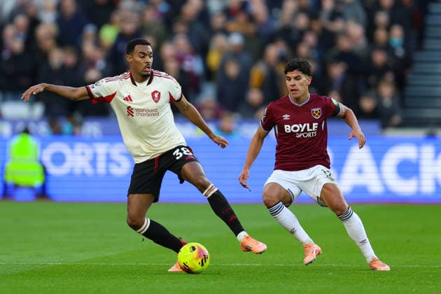 Ryan Gravenberch of Liverpool receives pressure from Mateus Fernandes of West Ham United during the Premier League match between West Ham United and Liverpool at London Stadium in London, England (Photo by Alexander Canillas Sports Press Photo) Copyright: xAlexanderxCanillas SPPx Sportspressphoto_SPR67769