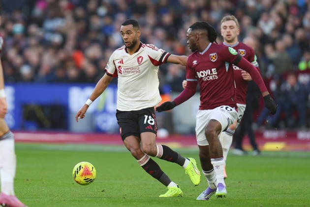 Cody Gakpo of Liverpool receives pressure from Aaron Wan-Bissaka of West Ham United during the Premier League match between West Ham United and Liverpool at London Stadium in London, England (Photo by Alexander Canillas Sports Press Photo) Copyright: xAlexanderxCanillas SPPx Sportspressphoto_SPR67771