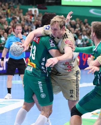 Leipzig, 30.11.2025, Arena Leipzig, Handball, Bundesliga, 14.Spieltag , SC DHfK Leipzig vs. TSV Hannover - Burgdorf, Im Bild von links; Luka Rogan (33, Leipzig), Marian Michalczik ( 22, Hannover). , Nur zur redaktionellen Nutzung. Only editorial use. , DHB HBL regulations prohibit any use of photographs as image sequences and or quasi-video. ,