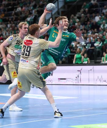Leipzig, 30.11.2025, Arena Leipzig, Handball, Bundesliga, 14.Spieltag , SC DHfK Leipzig vs. TSV Hannover - Burgdorf, Im Bild von links; Lukas Stutzke ( 39, Hannover), Blaer Hinriksson (44, Leipzig). , Nur zur redaktionellen Nutzung. Only editorial use. , DHB HBL regulations prohibit any use of photographs as image sequences and or quasi-video. ,