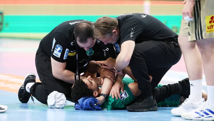 Leipzig, 30.11.2025, Arena Leipzig, Handball, Bundesliga, 14.Spieltag , SC DHfK Leipzig vs. TSV Hannover - Burgdorf, Im Bild; Ahmed Khairi (17, Leipzig) muß wegen einer Verletzung behandelt werden. , Nur zur redaktionellen Nutzung. Only editorial use. , DHB HBL regulations prohibit any use of photographs as image sequences and or quasi-video. ,