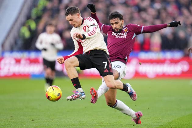 Premier League West Ham United v Liverpool Florian Wirtz of Liverpool and Lucas Paqueta of West Ham United during the Premier League match West Ham United vs Liverpool at London Stadium, London, United Kingdom, 30th November 2025 (Photo by Harvey Murphy News Images) Copyright: xHarveyxMurphy NewsxImagesx