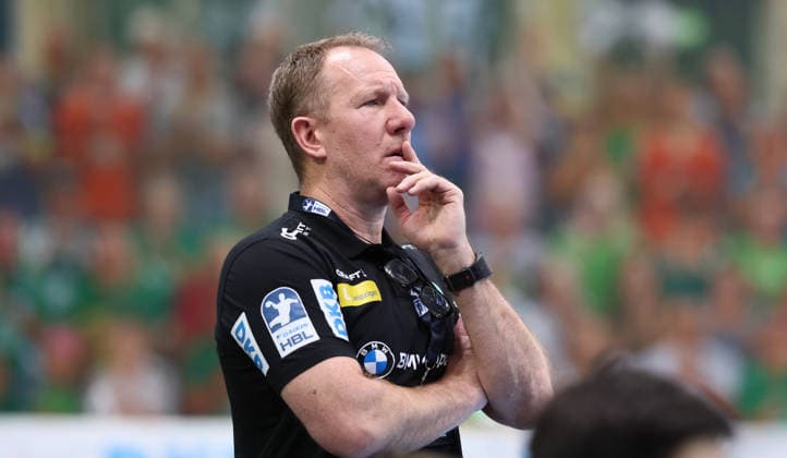 Leipzig, 30.11.2025, Arena Leipzig, Handball, Bundesliga, 14.Spieltag , SC DHfK Leipzig vs. TSV Hannover - Burgdorf, Im Bild; Trainer Frank Carstens, DHfK Leipzig. , Nur zur redaktionellen Nutzung. Only editorial use. , DHB HBL regulations prohibit any use of photographs as image sequences and or quasi-video. ,