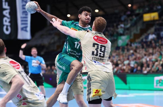 Leipzig, 30.11.2025, Arena Leipzig, Handball, Bundesliga, 14.Spieltag , SC DHfK Leipzig vs. TSV Hannover - Burgdorf, Im Bild von links; Ahmed Khairi (17, Leipzig), Lukas Stutzke ( 39, Hannover). , Nur zur redaktionellen Nutzung. Only editorial use. , DHB HBL regulations prohibit any use of photographs as image sequences and or quasi-video. ,